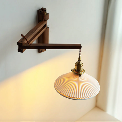 Verstelbare Houten Wandlamp met Keramieke Kap – Landelijke Stijl met Knopschakelaar