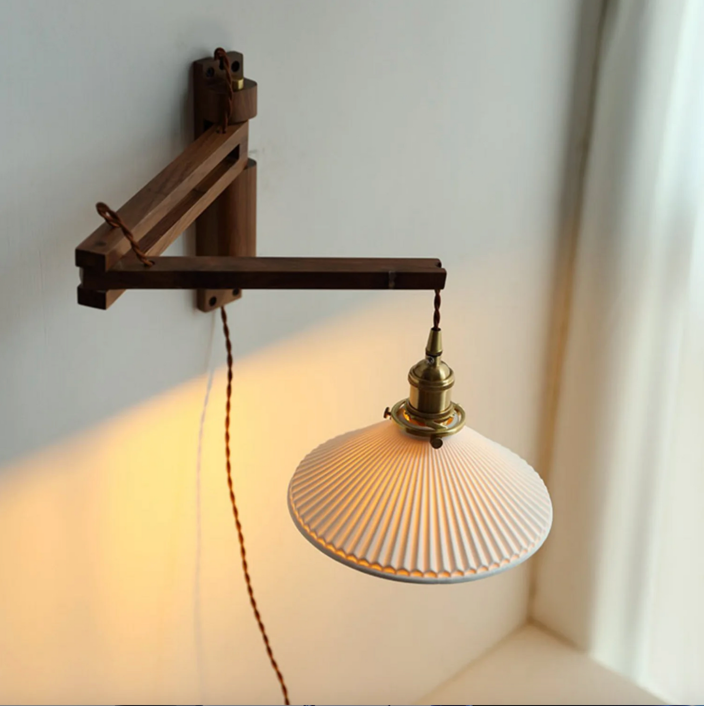 Verstelbare Houten Wandlamp met Keramieke Kap – Landelijke Stijl met Knopschakelaar