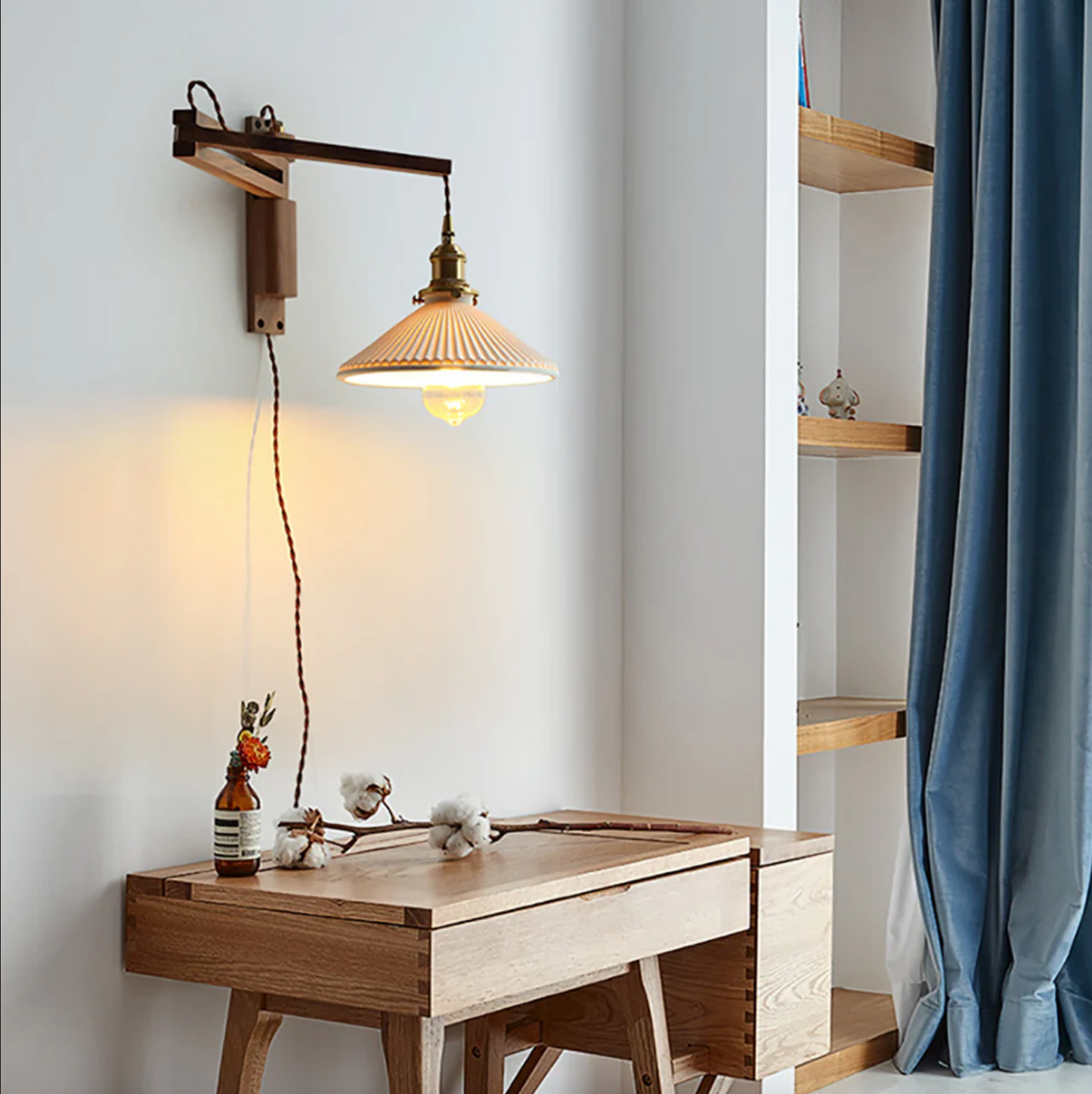 Verstelbare Houten Wandlamp met Keramieke Kap – Landelijke Stijl met Knopschakelaar
