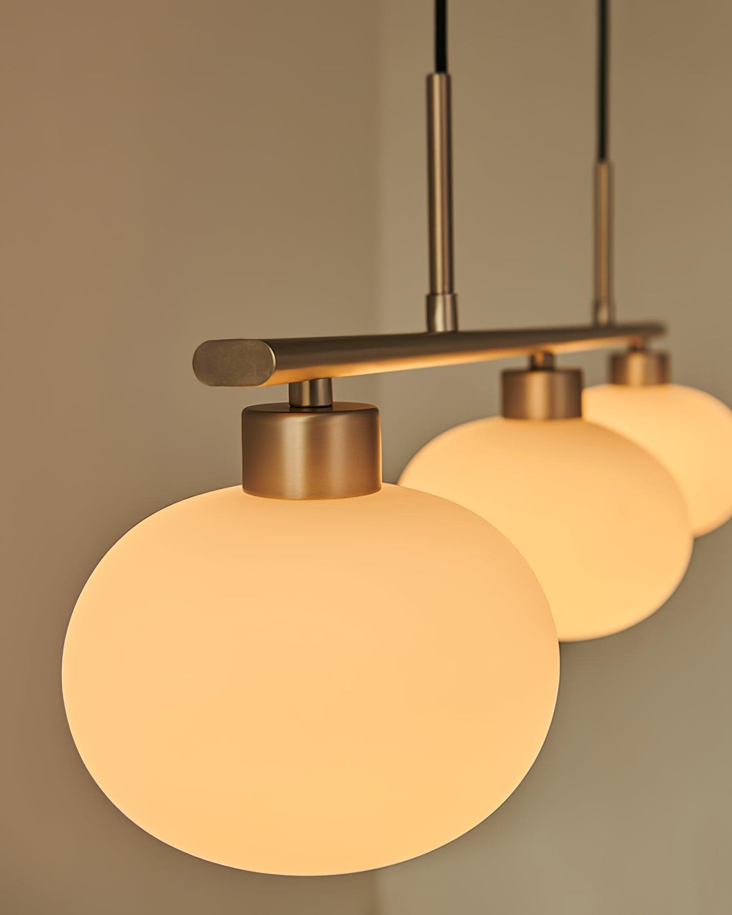 Design Hanglamp met 3 Globe Kapjes - Stijlvolle Eetkamerverlichting voor Tafel en Kookeiland - Verstelbaar 150 cm - Nikkel of Goud - E26/E27