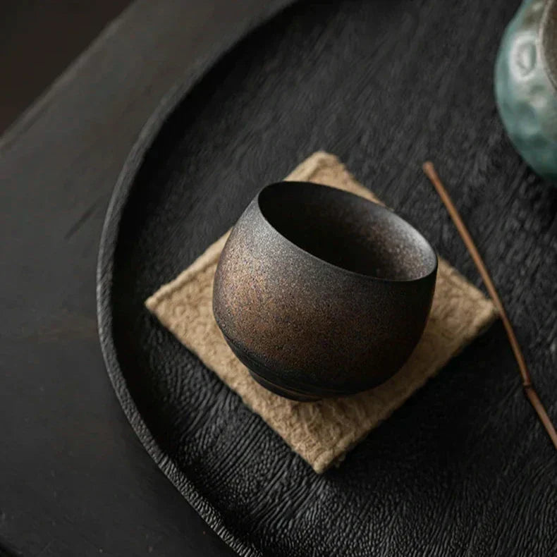 Handgemaakte espressokopjes van ambachtelijk keramiek voor espresso en koffieritueel
