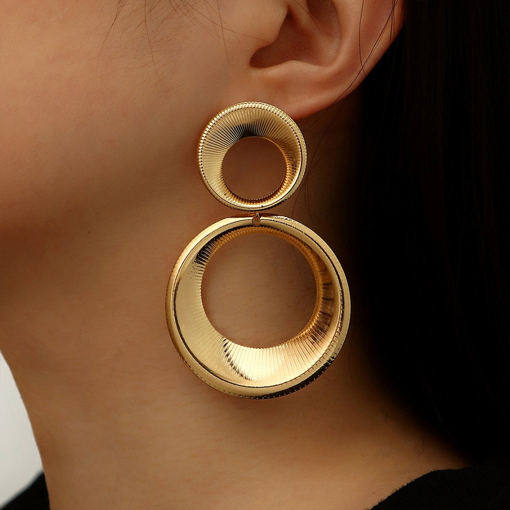 Goudkleurige Oorbellen met 3D Cirkel Design - StudioMarella