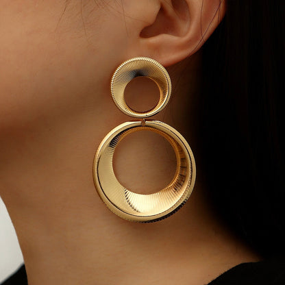 Goudkleurige Oorbellen met 3D Cirkel Design - StudioMarella