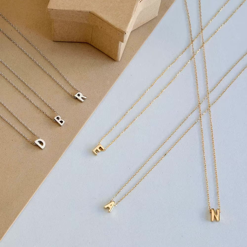 Minimalistische Letter Initiaal Ketting – Edelstaal met Verstelbare Ketting – Personaliseerbaar – Elegant voor Dagelijks of Feestelijk