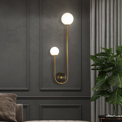 Goudkleurige Wandlamp met Wit Glazen Bol – Modern Scandinavisch Design voor Hal & Gang