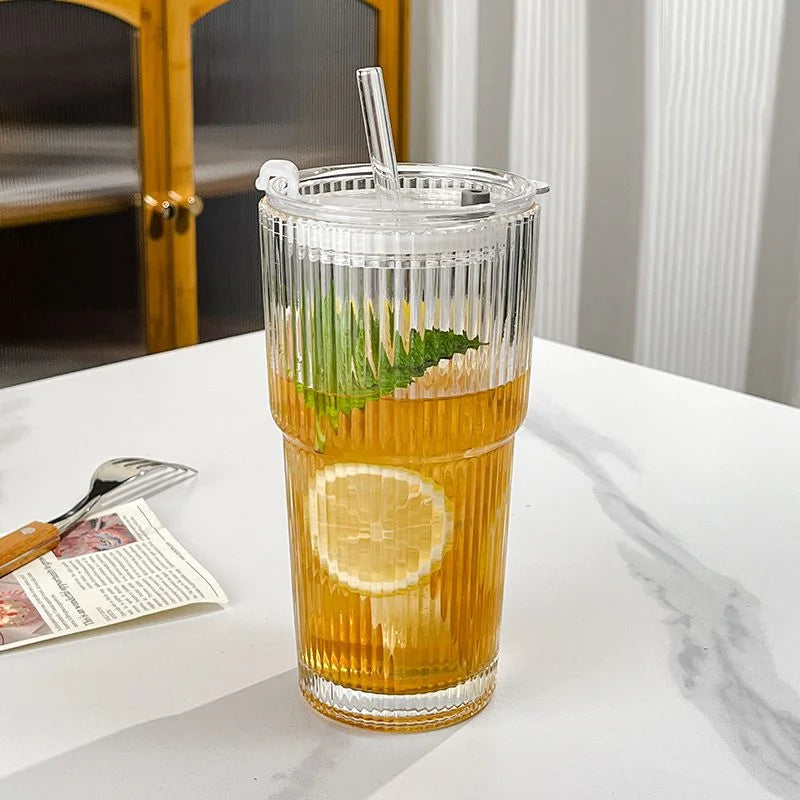 Geribbelde To-Go Beker met Rietje - Borosilicaatglas - Herbruikbare Drinkbeker voor Koffie & Thee - Warmteisolerend met Deksel - Draagbare Reisbeker voor Onderweg