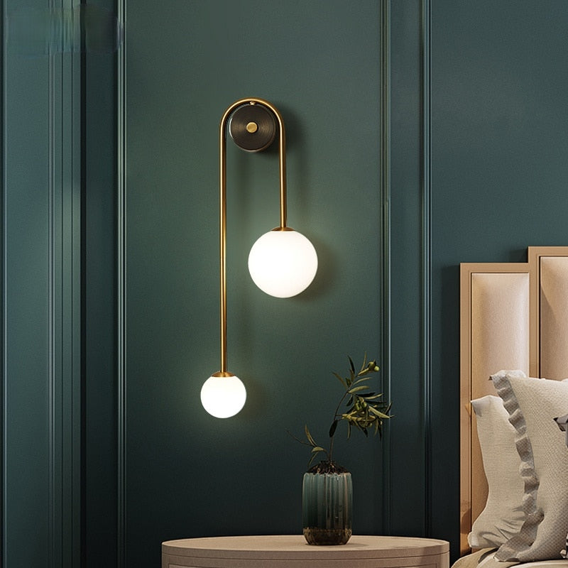 Goudkleurige Wandlamp met Wit Glazen Bol – Modern Scandinavisch Design voor Hal & Gang