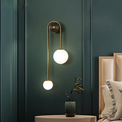 Goudkleurige Wandlamp met Wit Glazen Bol – Modern Scandinavisch Design voor Hal & Gang
