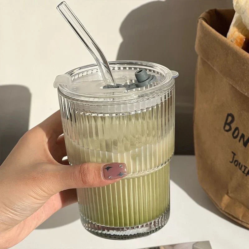 Geribbelde To-Go Beker met Rietje - Borosilicaatglas - Herbruikbare Drinkbeker voor Koffie & Thee - Warmteisolerend met Deksel - Draagbare Reisbeker voor Onderweg
