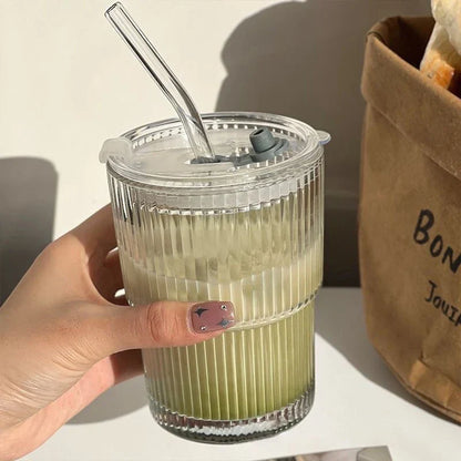 Geribbelde To-Go Beker met Rietje - Borosilicaatglas - Herbruikbare Drinkbeker voor Koffie & Thee - Warmteisolerend met Deksel - Draagbare Reisbeker voor Onderweg