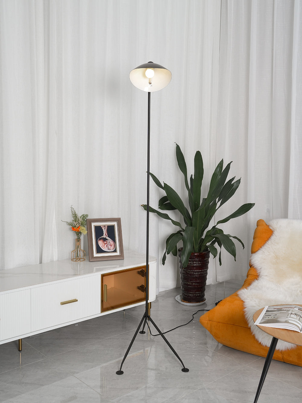 Industriële Vloerlamp Zwart Mat met Messing Accenten — Verstelbare Spot op Tripod Basis — E26/E27 fitting tot 40W — Scandinavisch Design voor Woonkamer & Leeshoek