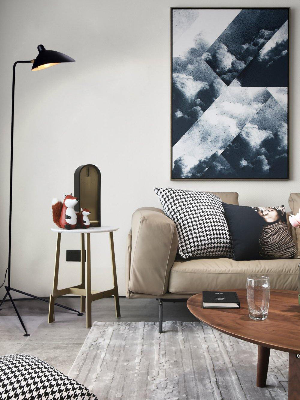 Industriële Vloerlamp Zwart Mat met Messing Accenten — Verstelbare Spot op Tripod Basis — E26/E27 fitting tot 40W — Scandinavisch Design voor Woonkamer & Leeshoek