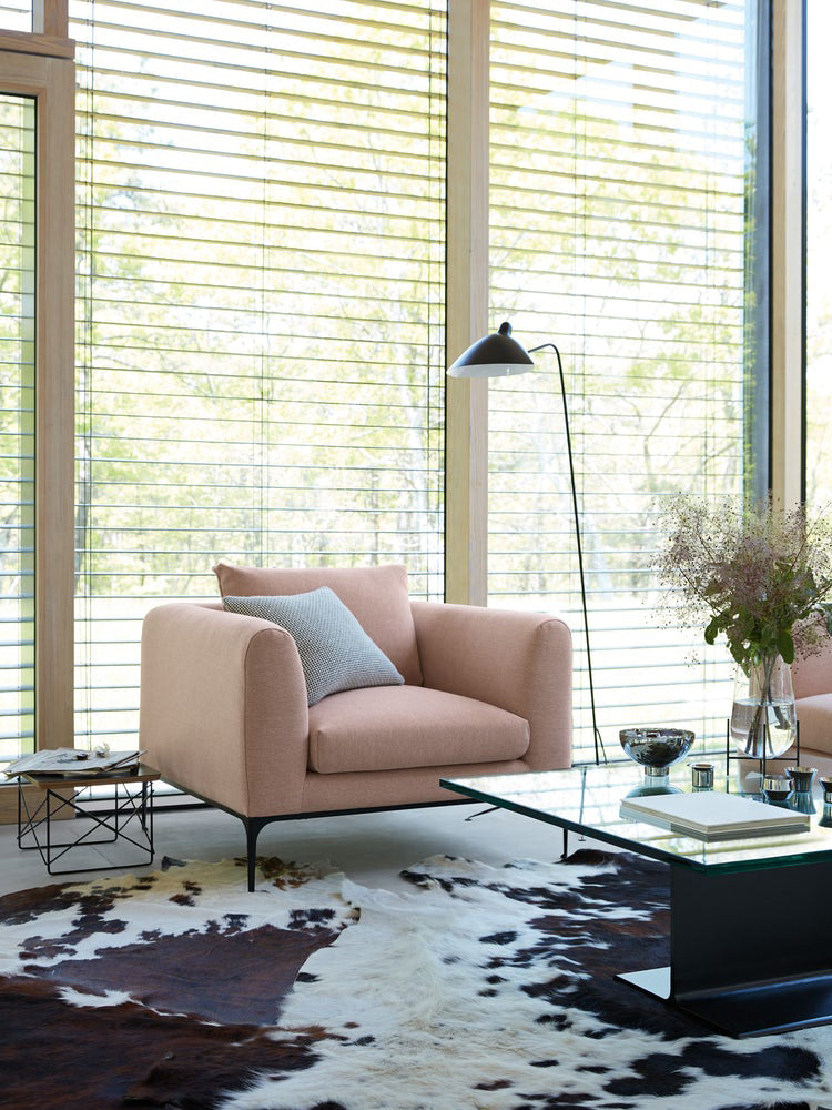 Industriële Vloerlamp Zwart Mat met Messing Accenten — Verstelbare Spot op Tripod Basis — E26/E27 fitting tot 40W — Scandinavisch Design voor Woonkamer & Leeshoek
