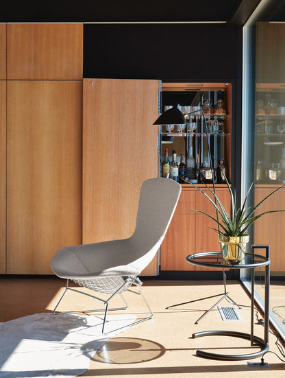 Industriële Vloerlamp Zwart Mat met Messing Accenten — Verstelbare Spot op Tripod Basis — E26/E27 fitting tot 40W — Scandinavisch Design voor Woonkamer & Leeshoek