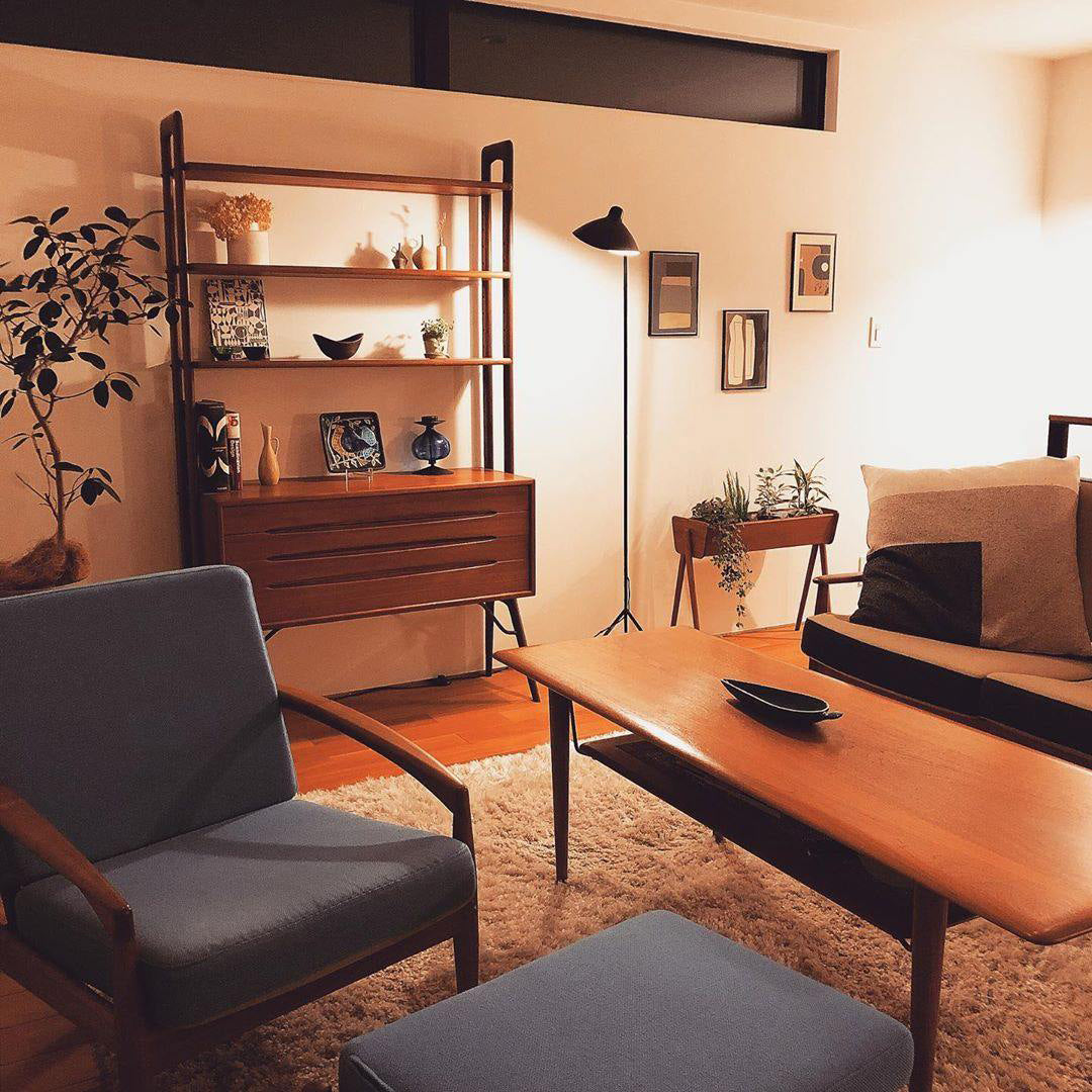 Industriële Vloerlamp Zwart Mat met Messing Accenten — Verstelbare Spot op Tripod Basis — E26/E27 fitting tot 40W — Scandinavisch Design voor Woonkamer & Leeshoek