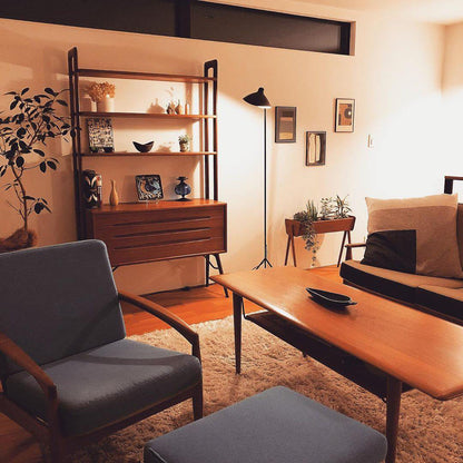 Industriële Vloerlamp Zwart Mat met Messing Accenten — Verstelbare Spot op Tripod Basis — E26/E27 fitting tot 40W — Scandinavisch Design voor Woonkamer & Leeshoek