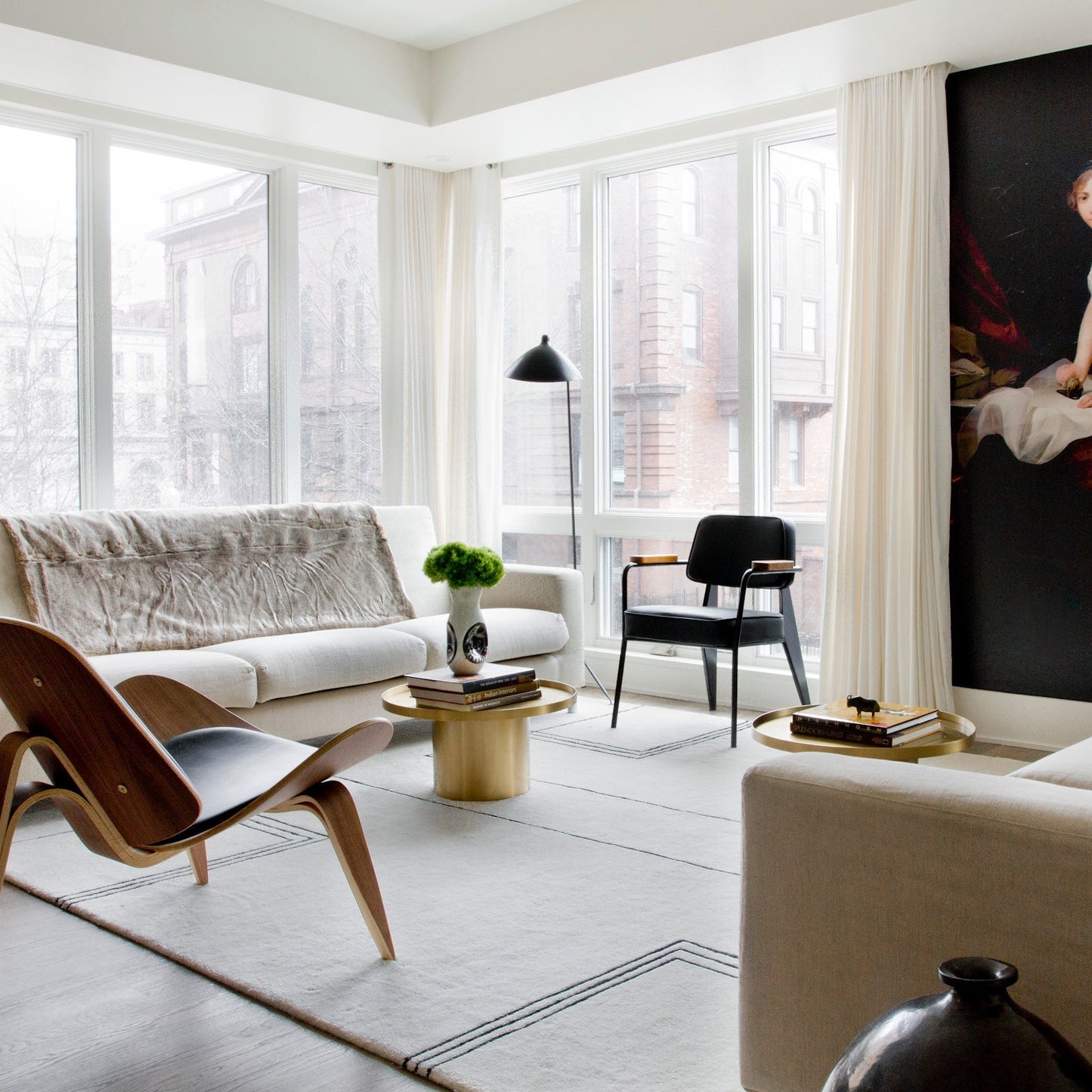 Industriële Vloerlamp Zwart Mat met Messing Accenten — Verstelbare Spot op Tripod Basis — E26/E27 fitting tot 40W — Scandinavisch Design voor Woonkamer & Leeshoek