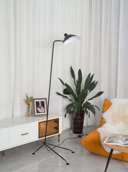 Industriële Vloerlamp Zwart Mat met Messing Accenten — Verstelbare Spot op Tripod Basis — E26/E27 fitting tot 40W — Scandinavisch Design voor Woonkamer & Leeshoek