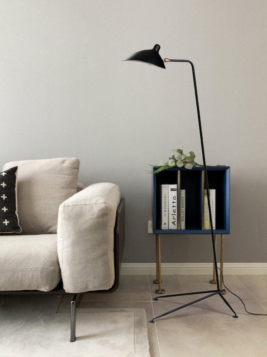 Industriële Vloerlamp Zwart Mat met Messing Accenten — Verstelbare Spot op Tripod Basis — E26/E27 fitting tot 40W — Scandinavisch Design voor Woonkamer & Leeshoek