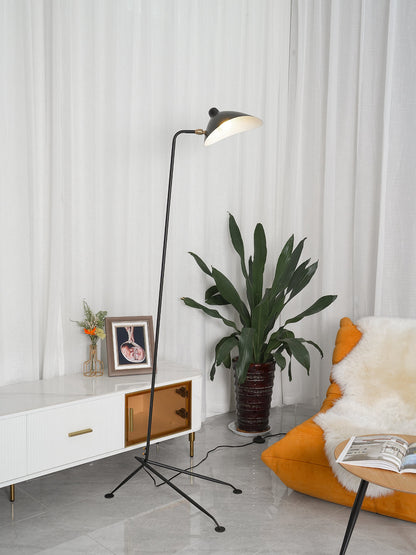 Industriële Vloerlamp Zwart Mat met Messing Accenten — Verstelbare Spot op Tripod Basis — E26/E27 fitting tot 40W — Scandinavisch Design voor Woonkamer & Leeshoek