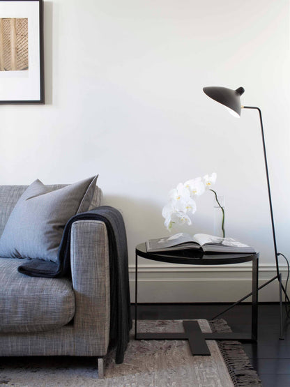 Industriële Vloerlamp Zwart Mat met Messing Accenten — Verstelbare Spot op Tripod Basis — E26/E27 fitting tot 40W — Scandinavisch Design voor Woonkamer & Leeshoek