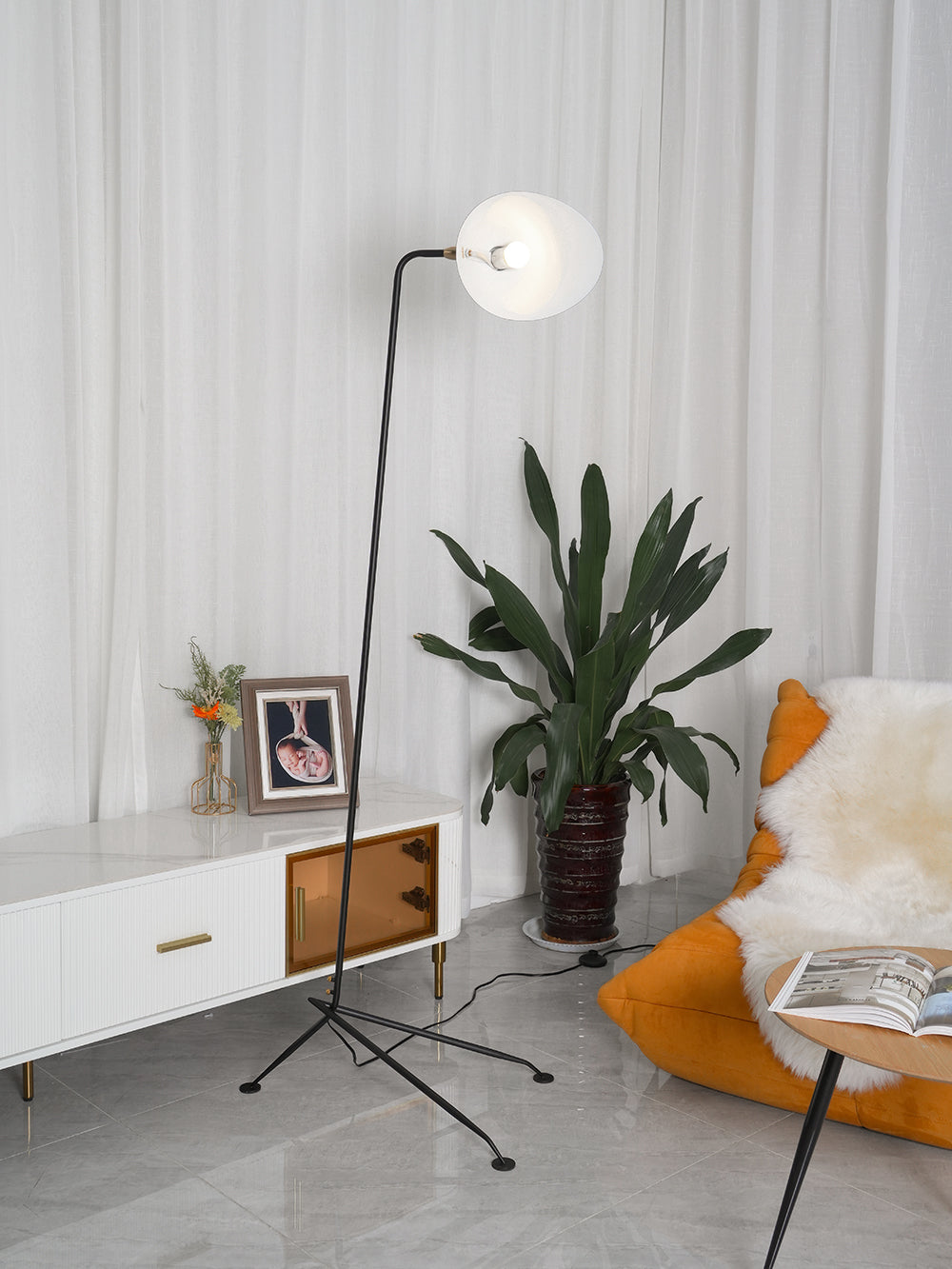 Industriële Vloerlamp Zwart Mat met Messing Accenten — Verstelbare Spot op Tripod Basis — E26/E27 fitting tot 40W — Scandinavisch Design voor Woonkamer & Leeshoek