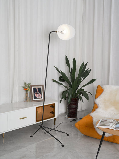 Industriële Vloerlamp Zwart Mat met Messing Accenten — Verstelbare Spot op Tripod Basis — E26/E27 fitting tot 40W — Scandinavisch Design voor Woonkamer & Leeshoek