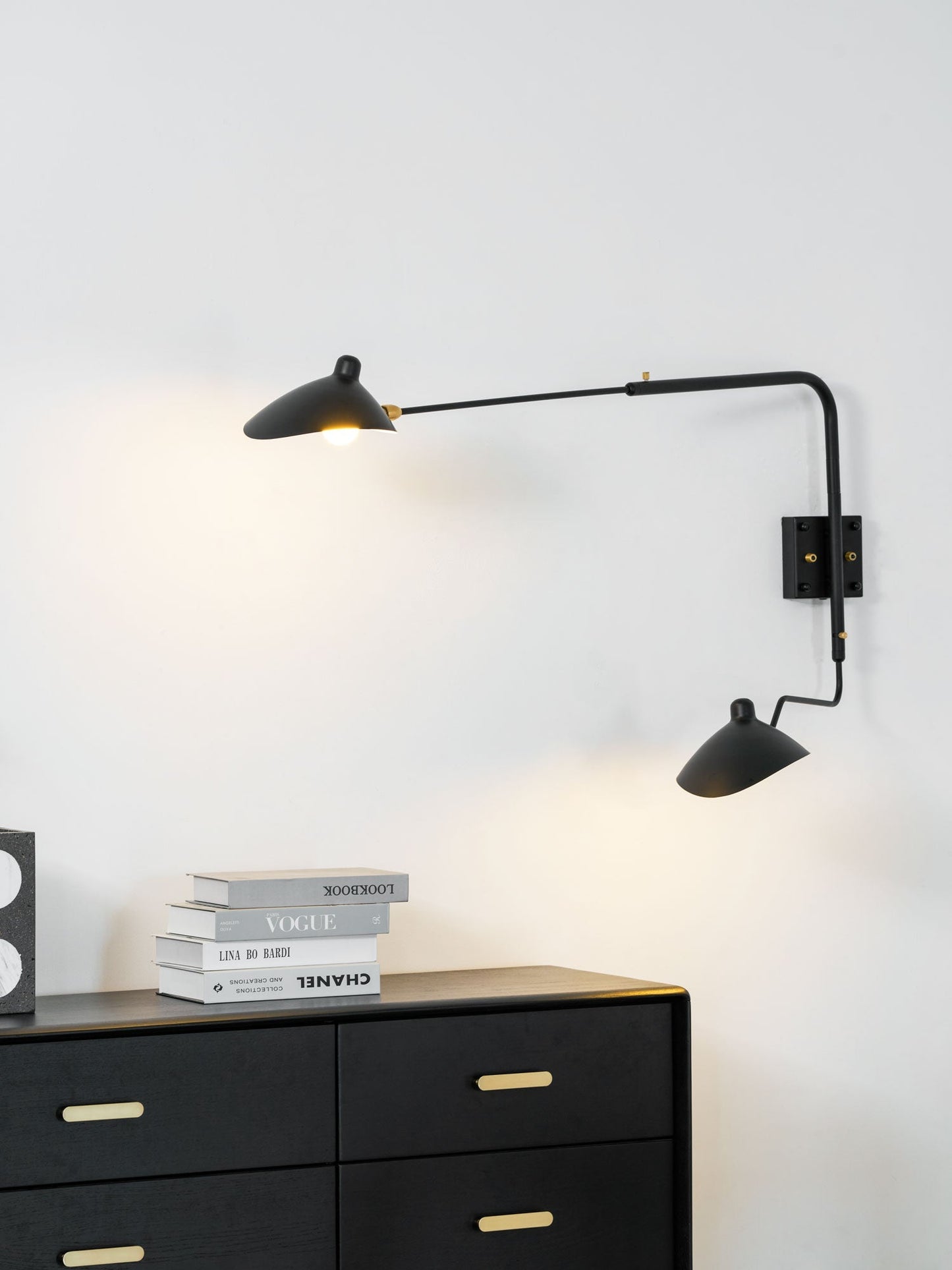 Wandlamp met verstelbare armen — industriële wandverlichting in aluminium en messing — vintage design — moderne wandlamp voor woonkamer slaapkamer