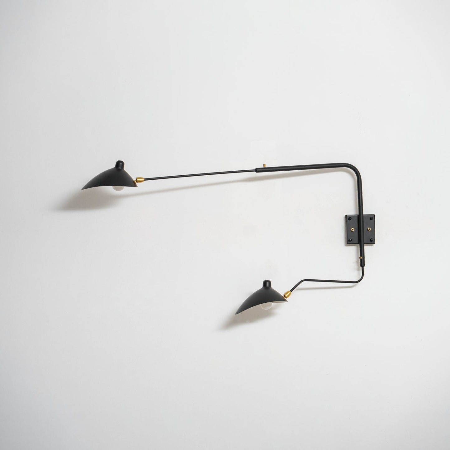 Wandlamp met verstelbare armen — industriële wandverlichting in aluminium en messing — vintage design — moderne wandlamp voor woonkamer slaapkamer