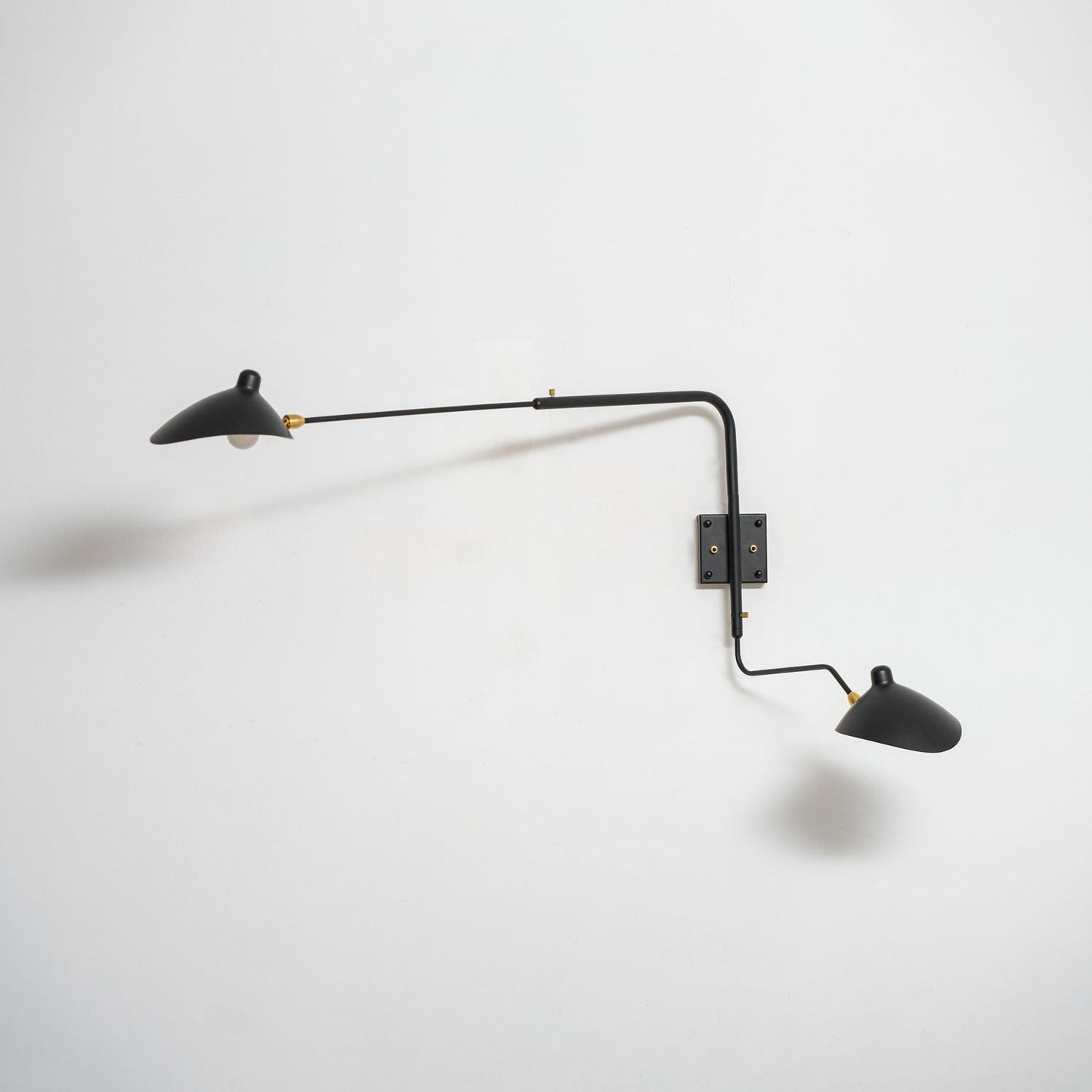 Wandlamp met verstelbare armen — industriële wandverlichting in aluminium en messing — vintage design — moderne wandlamp voor woonkamer slaapkamer