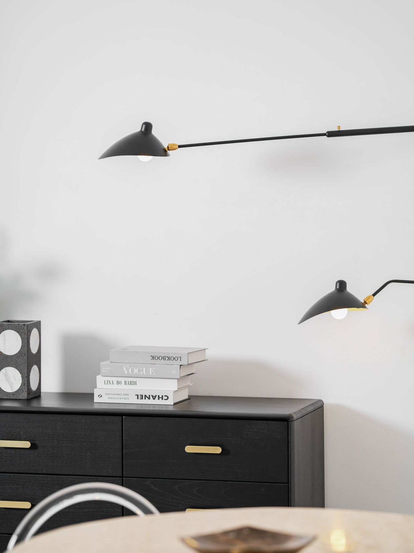 Wandlamp met verstelbare armen — industriële wandverlichting in aluminium en messing — vintage design — moderne wandlamp voor woonkamer slaapkamer