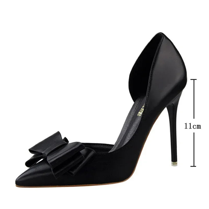 Pumps met Strik Detail en Puntige Neus Elegante Stijl