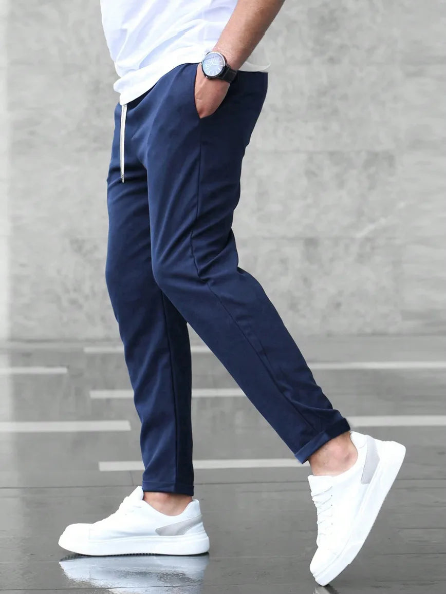 Slim fit broek met elastische taille en zijzakken