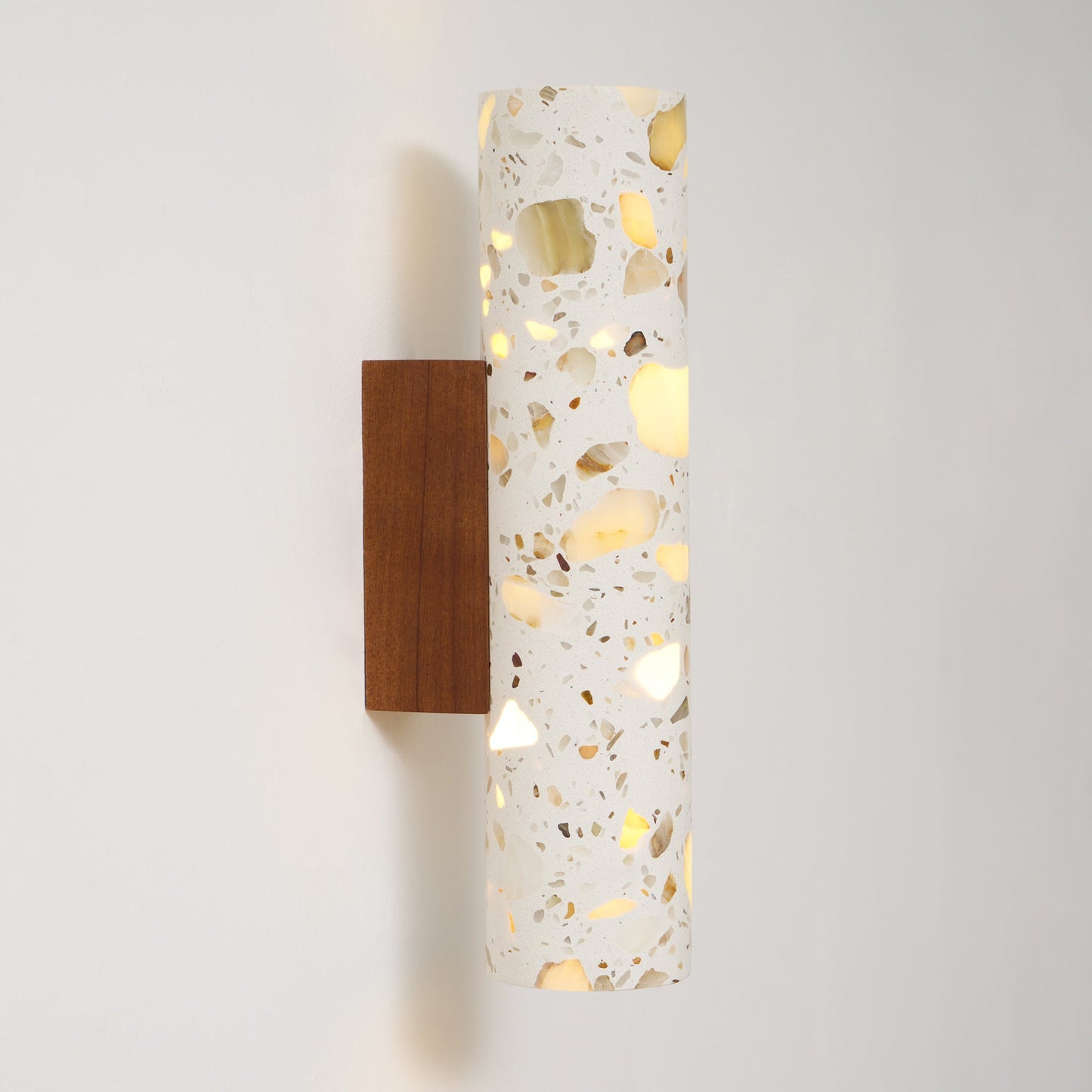 Wandlamp Terrazzo Cilinder – Walnoot Houten Basis – Handgemaakt Natuursteen – Retro Kolom Design – Warm Licht G9 – Woonkamer Slaapkamer Gang
