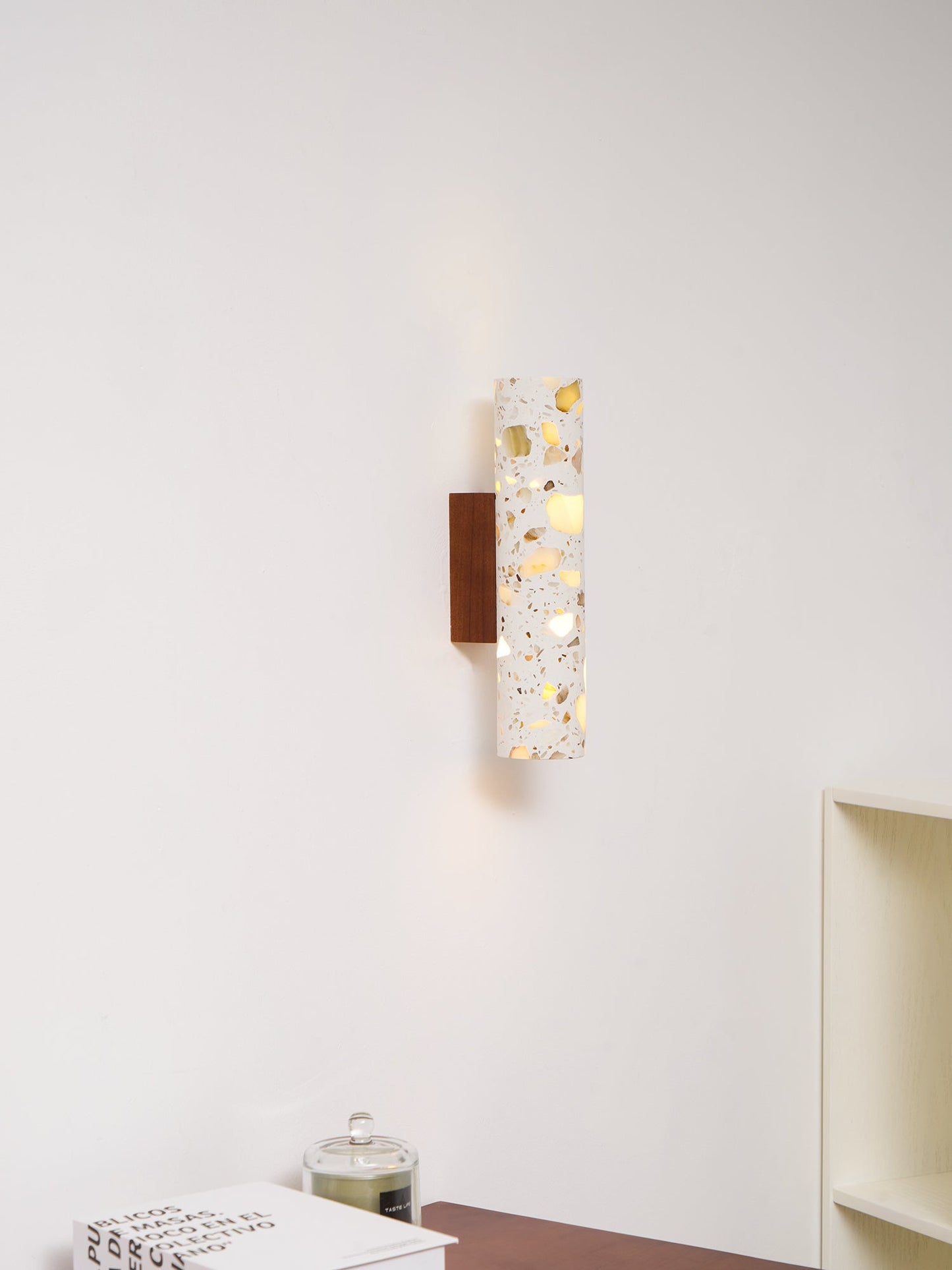 Wandlamp Terrazzo Cilinder – Walnoot Houten Basis – Handgemaakt Natuursteen – Retro Kolom Design – Warm Licht G9 – Woonkamer Slaapkamer Gang
