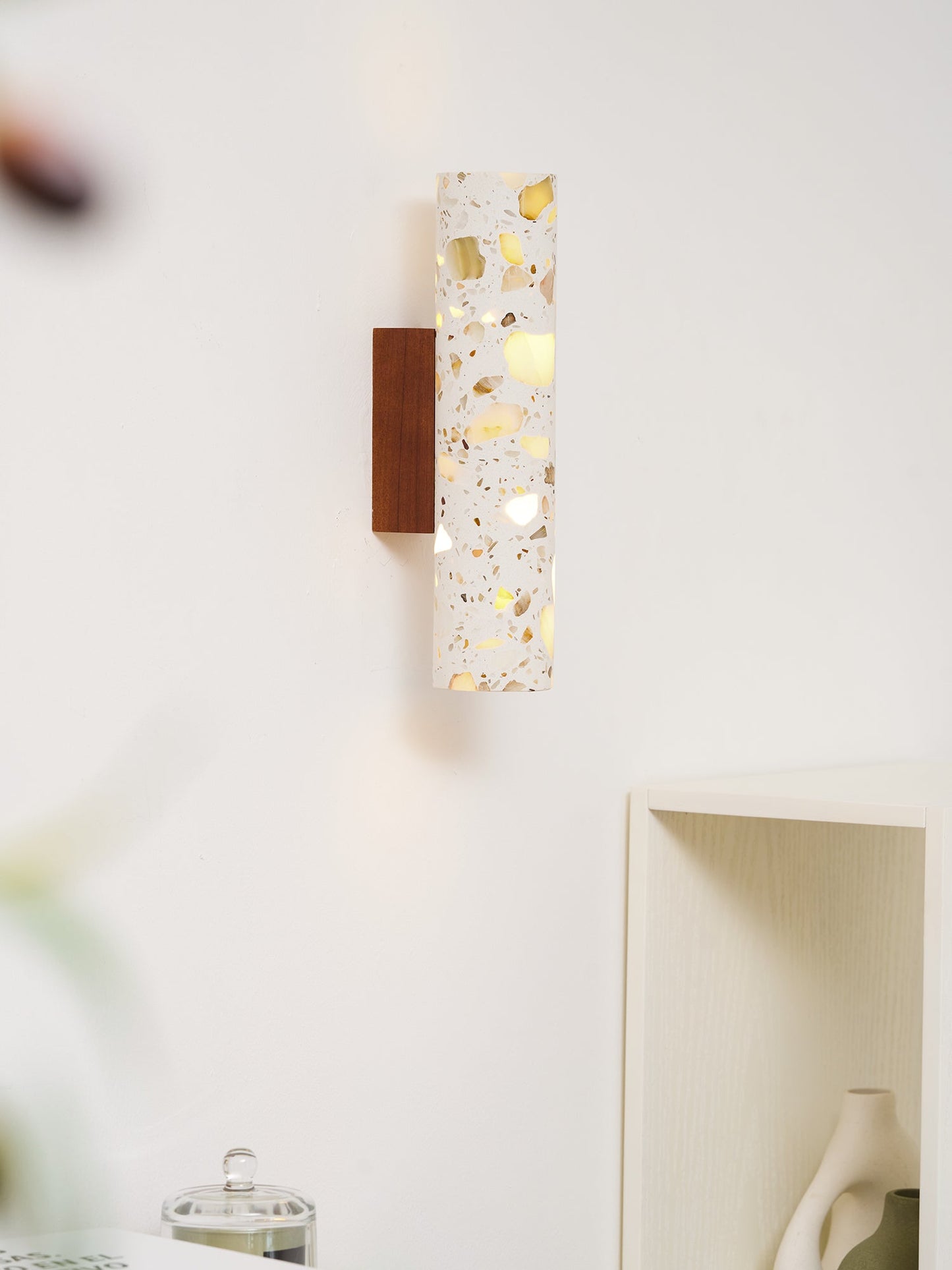 Wandlamp Terrazzo Cilinder – Walnoot Houten Basis – Handgemaakt Natuursteen – Retro Kolom Design – Warm Licht G9 – Woonkamer Slaapkamer Gang