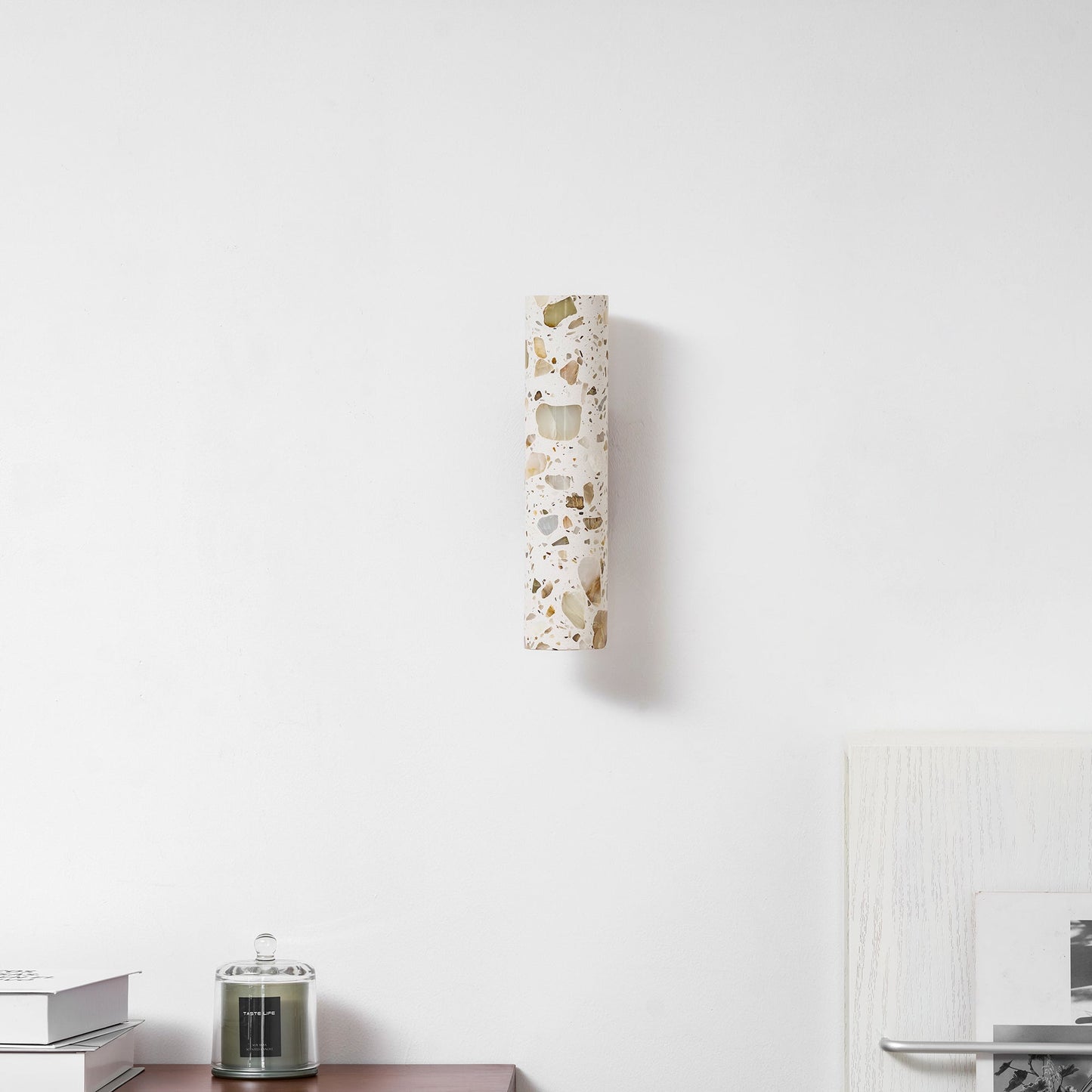 Wandlamp Terrazzo Cilinder – Walnoot Houten Basis – Handgemaakt Natuursteen – Retro Kolom Design – Warm Licht G9 – Woonkamer Slaapkamer Gang