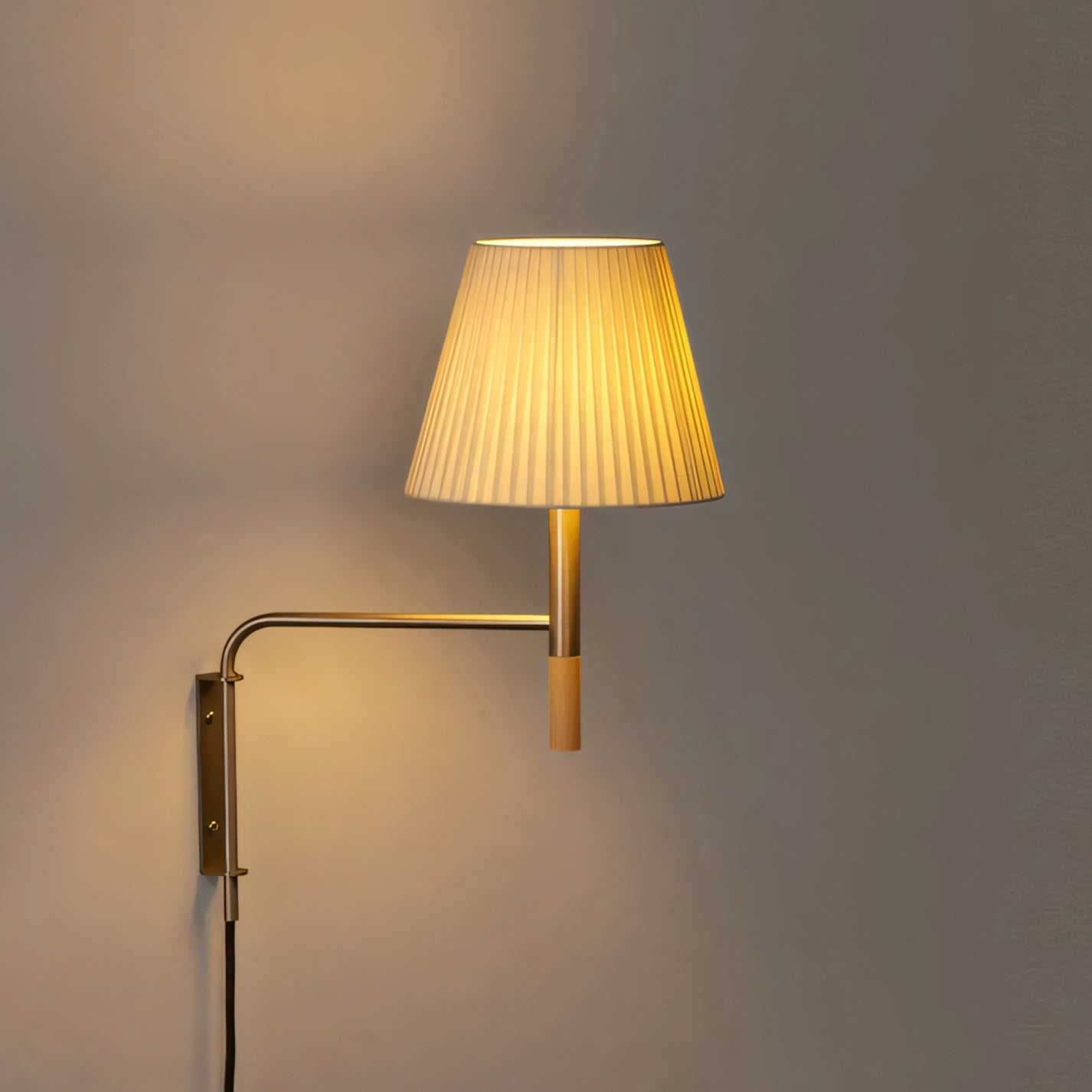 Verstelbare Wandlamp met Zwenkarm – Moderne Design Leeslamp met Handgebreide Perkament of Geplisseerde Kap