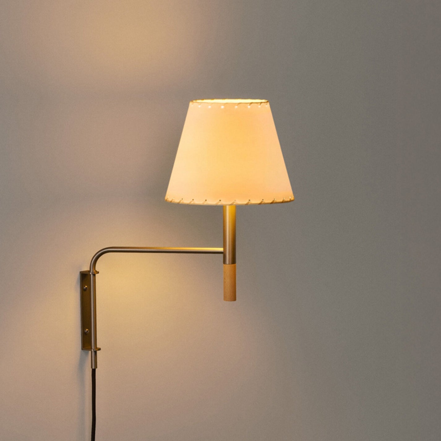 Verstelbare Wandlamp met Zwenkarm – Moderne Design Leeslamp met Handgebreide Perkament of Geplisseerde Kap