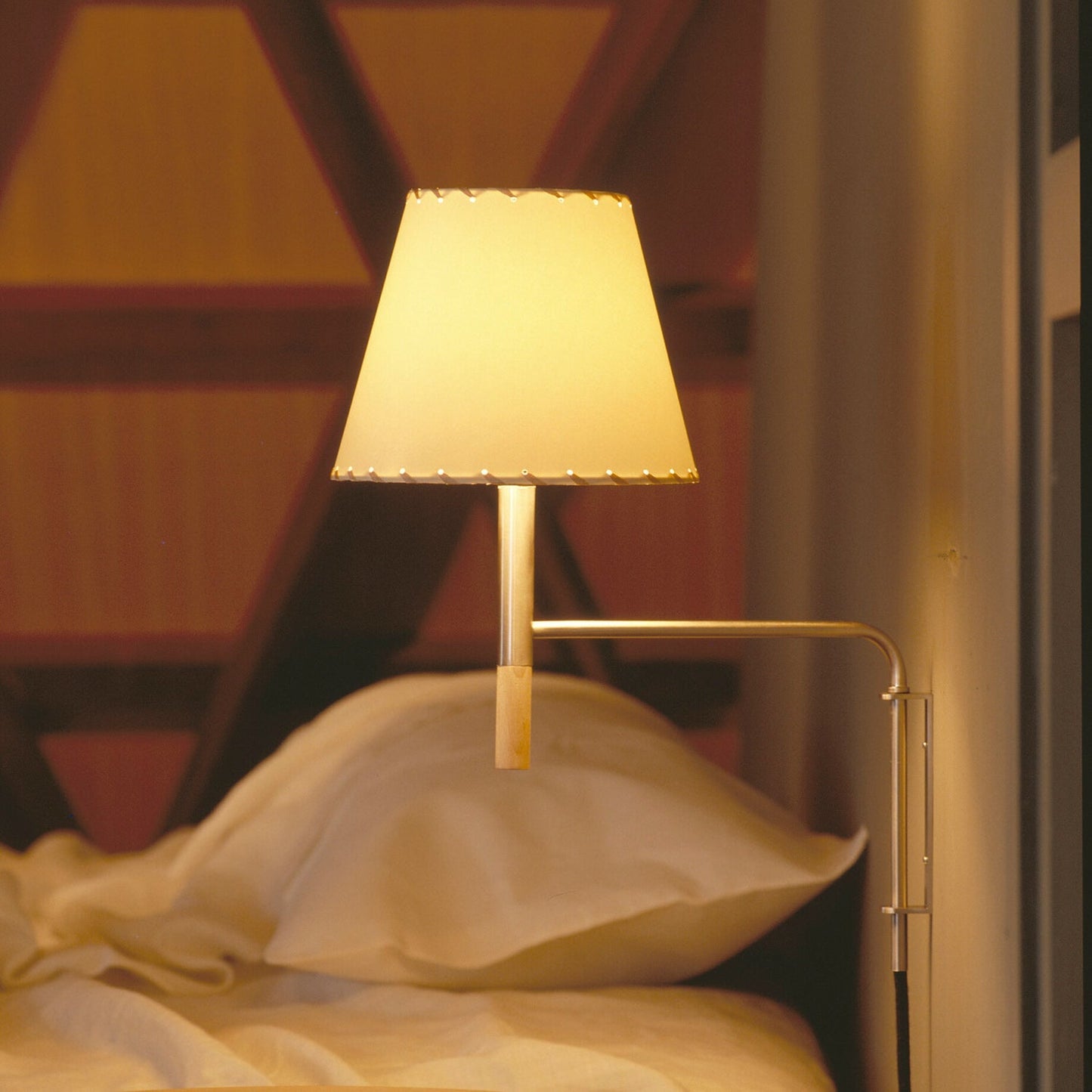 Verstelbare Wandlamp met Zwenkarm – Moderne Design Leeslamp met Handgebreide Perkament of Geplisseerde Kap