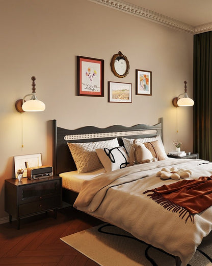 Vintage Wandlamp Met Trekkoord, Walnoot Houten Wandplaat En Opaalglazen Kap