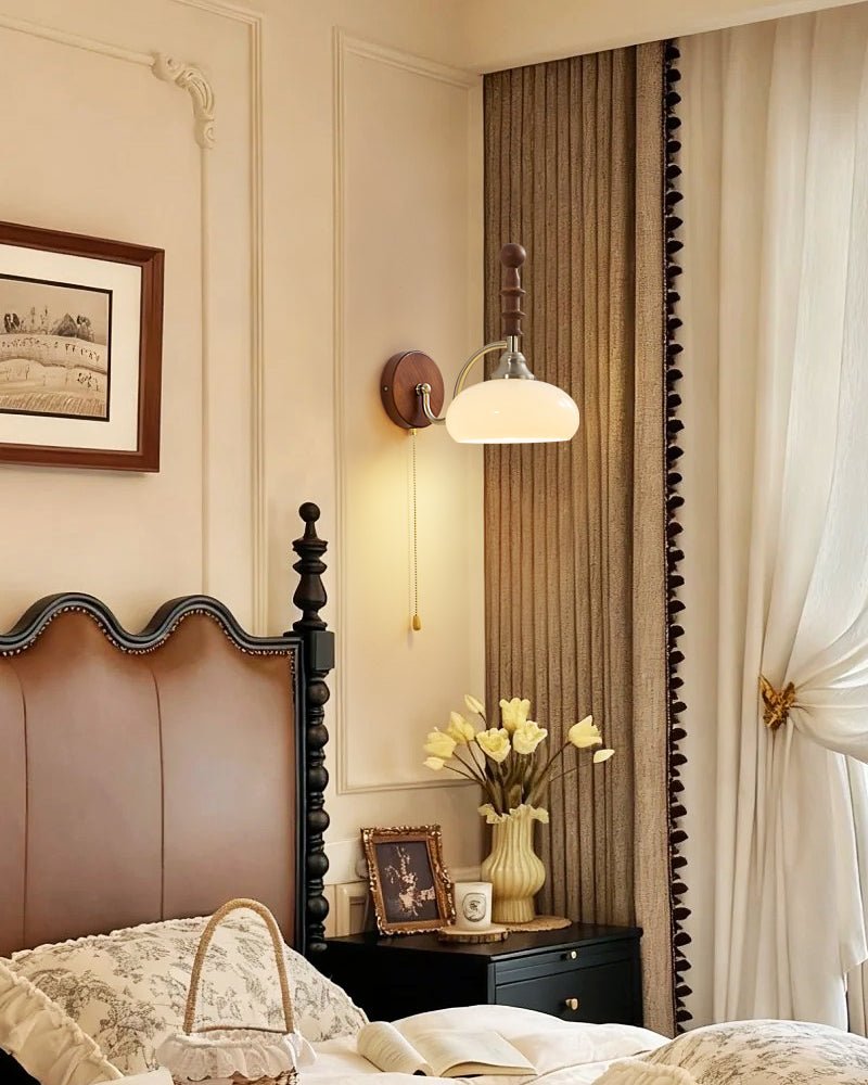 Vintage Wandlamp Met Trekkoord, Walnoot Houten Wandplaat En Opaalglazen Kap