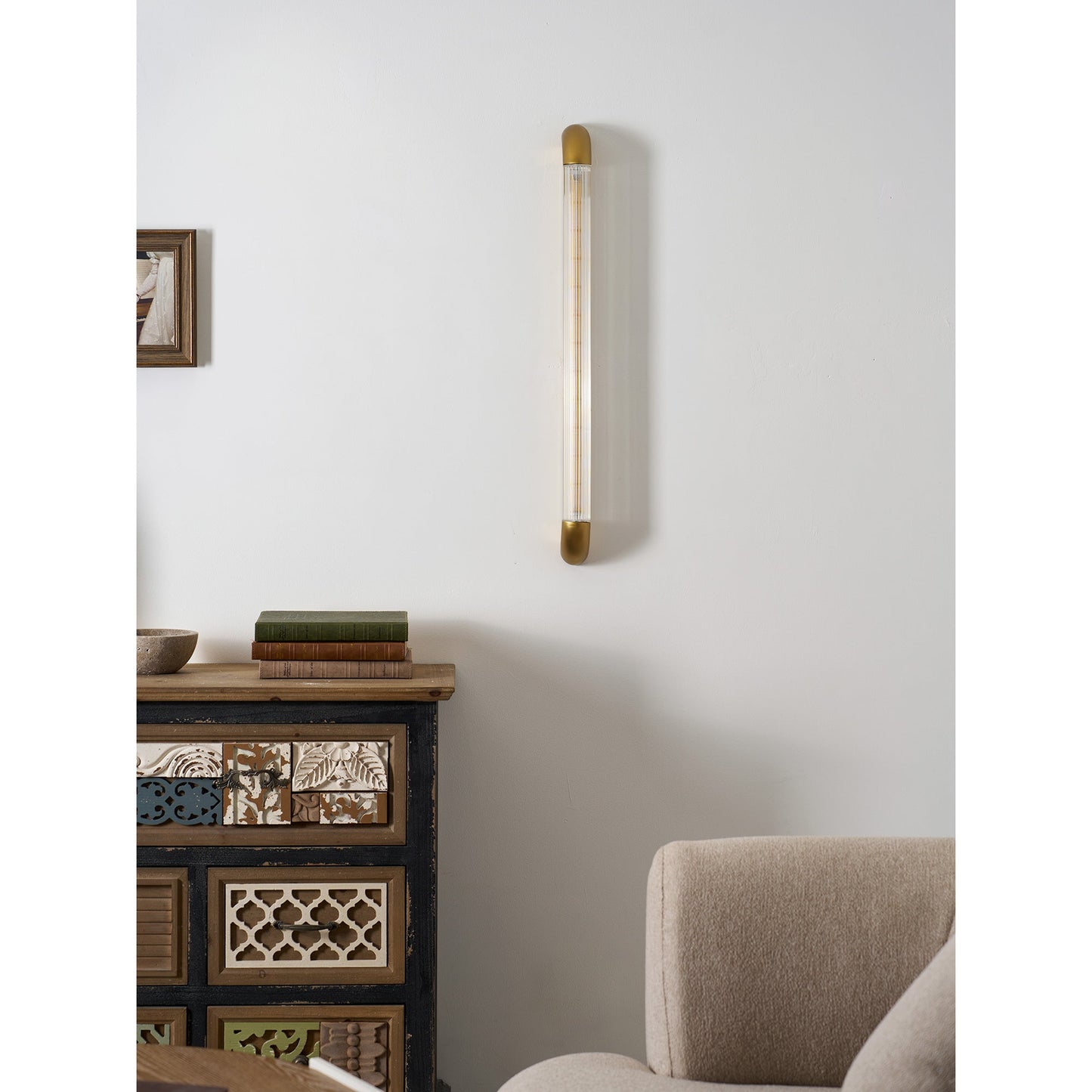 Wandlamp met Geribbelde Glazen Buis en Gebogen Roestvrijstalen Accenten | Moderne Verlichting met Geïntegreerde LED
