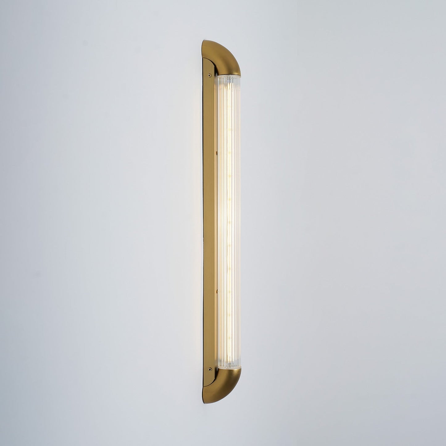 Wandlamp met Geribbelde Glazen Buis en Gebogen Roestvrijstalen Accenten | Moderne Verlichting met Geïntegreerde LED