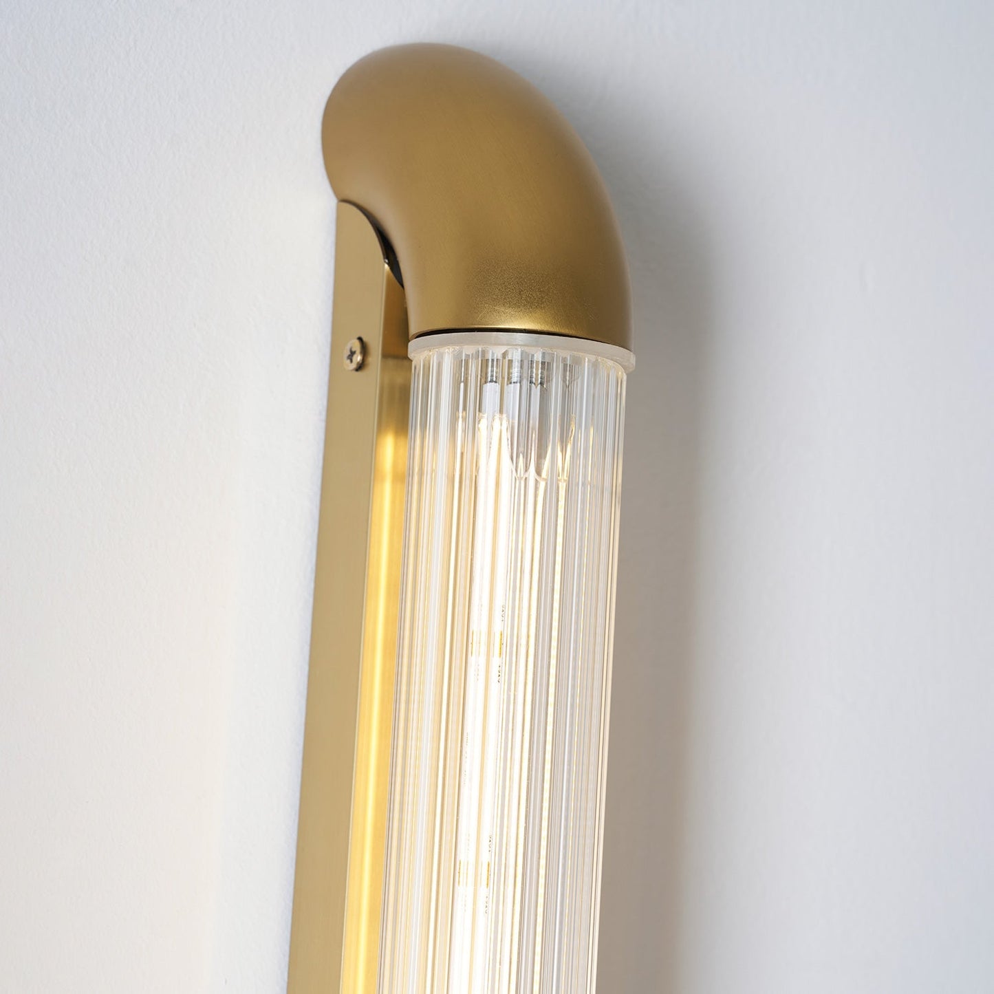 Wandlamp met Geribbelde Glazen Buis en Gebogen Roestvrijstalen Accenten | Moderne Verlichting met Geïntegreerde LED