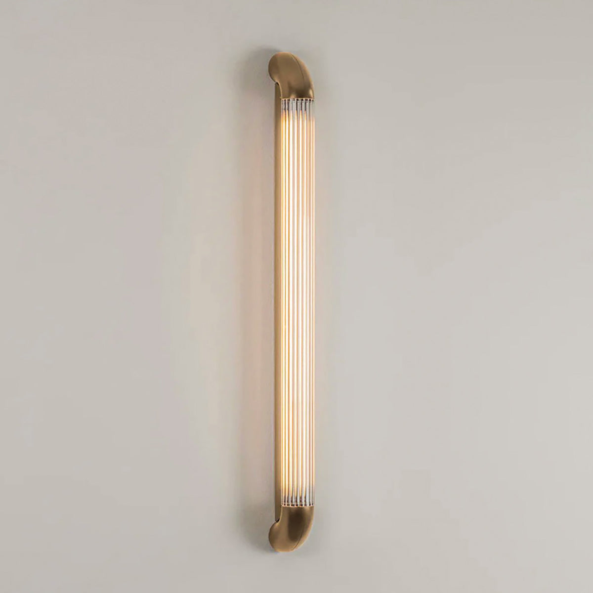 Wandlamp met Geribbelde Glazen Buis en Gebogen Roestvrijstalen Accenten | Moderne Verlichting met Geïntegreerde LED