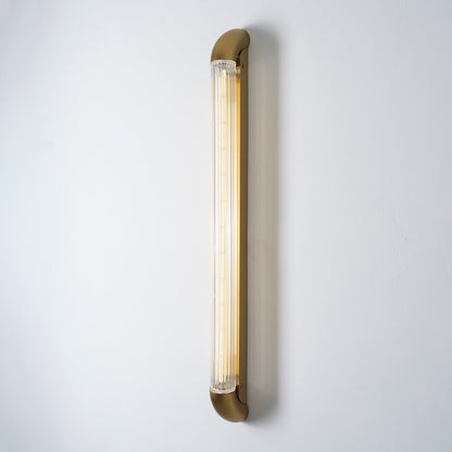 Wandlamp met Geribbelde Glazen Buis en Gebogen Roestvrijstalen Accenten | Moderne Verlichting met Geïntegreerde LED
