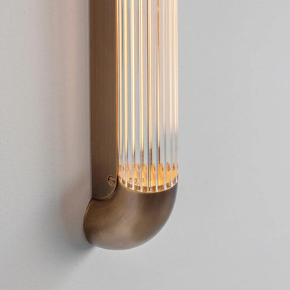 Wandlamp met Geribbelde Glazen Buis en Gebogen Roestvrijstalen Accenten | Moderne Verlichting met Geïntegreerde LED