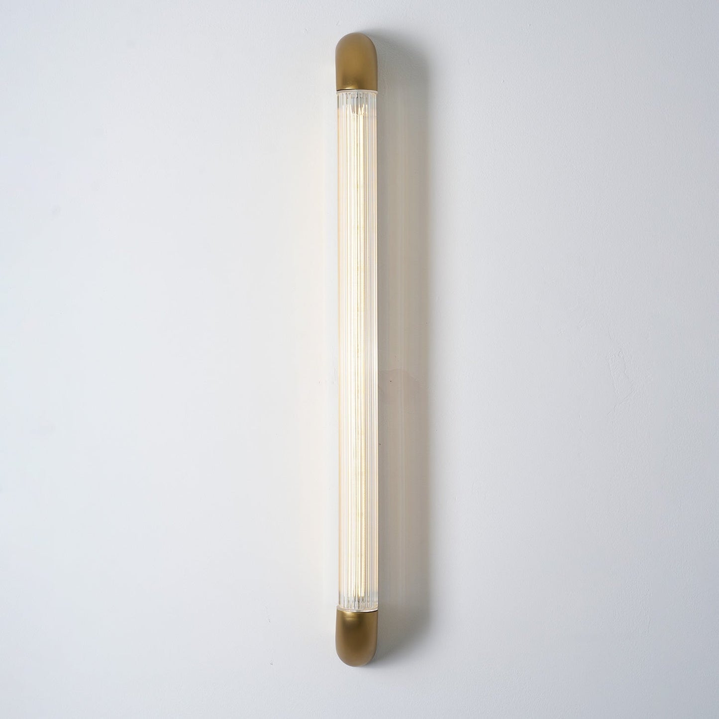 Wandlamp met Geribbelde Glazen Buis en Gebogen Roestvrijstalen Accenten | Moderne Verlichting met Geïntegreerde LED