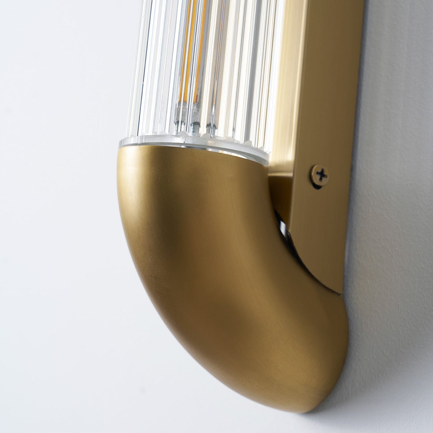 Wandlamp met Geribbelde Glazen Buis en Gebogen Roestvrijstalen Accenten | Moderne Verlichting met Geïntegreerde LED
